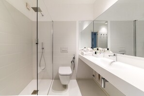 Shower, rainfall showerhead, free toiletries, hair dryer - Hotel Santoni Freelosophy (Nago-Torbole)