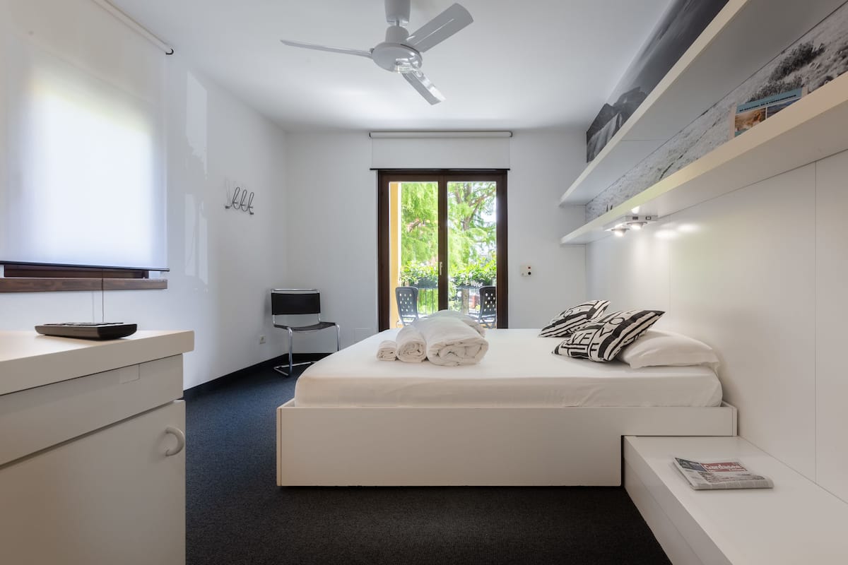 1 bedroom, egyptian cotton sheets, premium bedding, down duvets