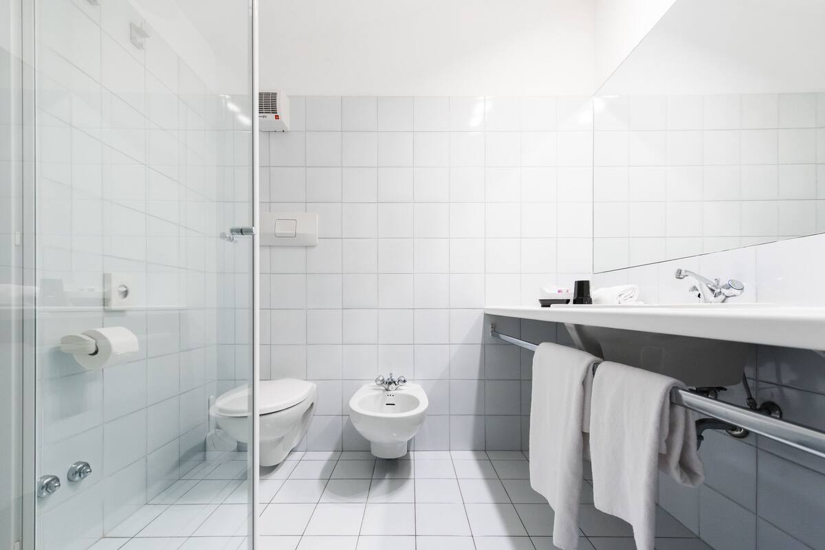 shower, rainfall showerhead, free toiletries, hair dryer