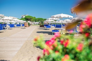 Playa privada en los alrededores, camastros y sombrillas 