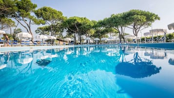 Seasonal outdoor pool, pool umbrellas, sun loungers