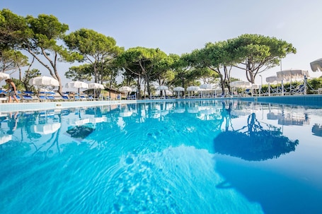Seasonal outdoor pool, pool umbrellas, sun loungers