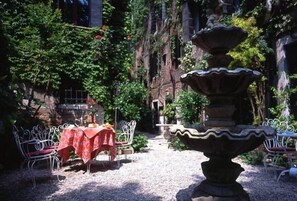 Fountain - Hotel Flora (Venice)