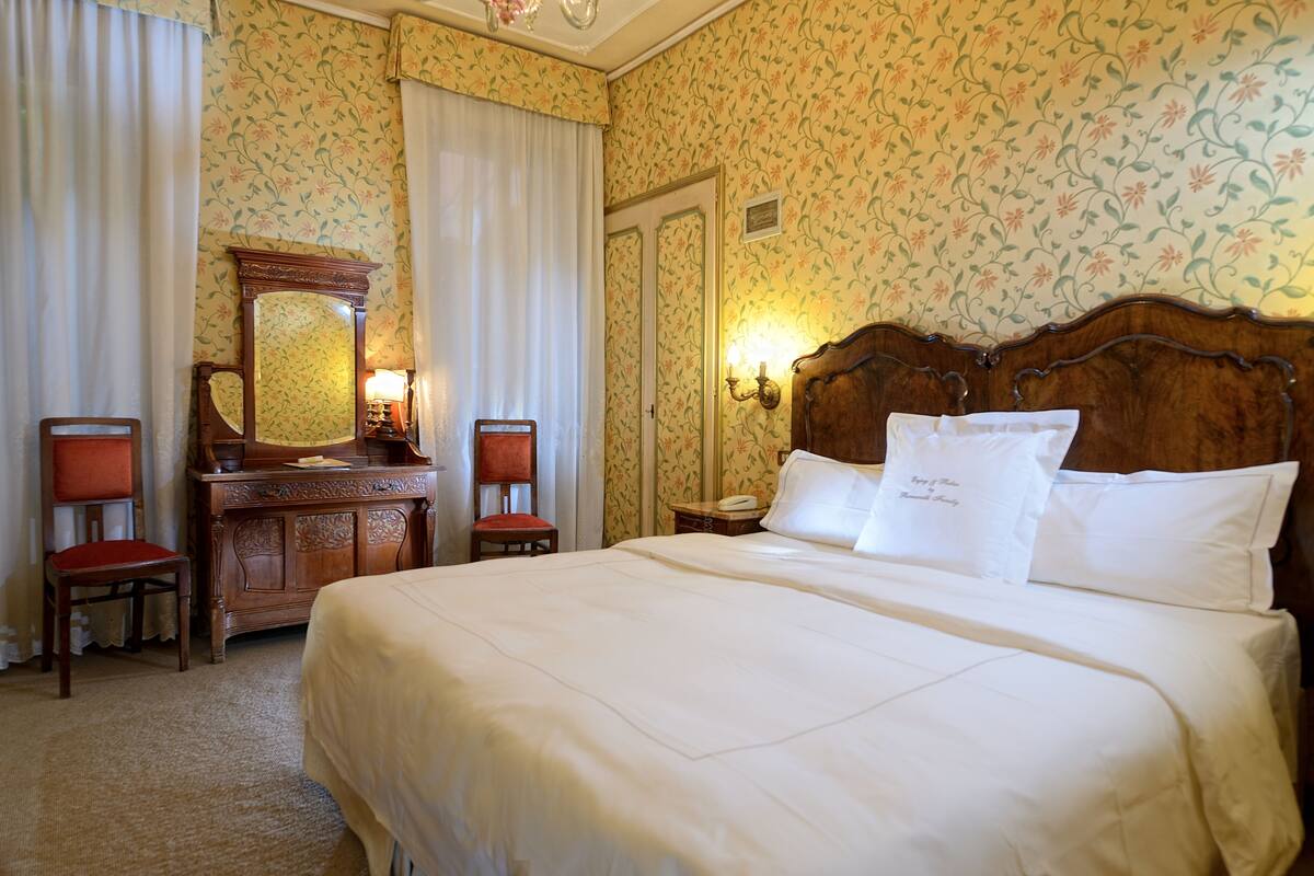 Chambre Confort Double ou avec lits jumeaux, vue jardin | Coffres-forts dans les chambres, lits bébé (gratuits), Wi-Fi gratuit