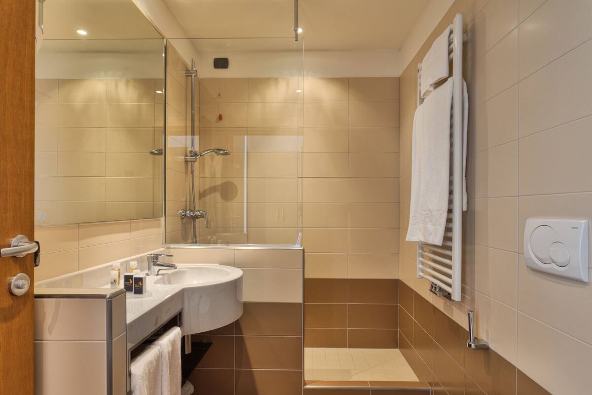 superior twin room | bathroom | shower, hair dryer, bidet, towels