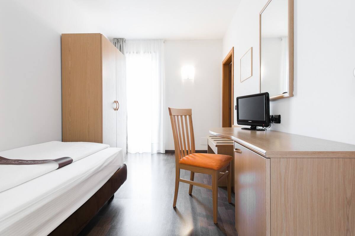 Single Room | In-room safe, desk, soundproofing, cribs (surcharge)
