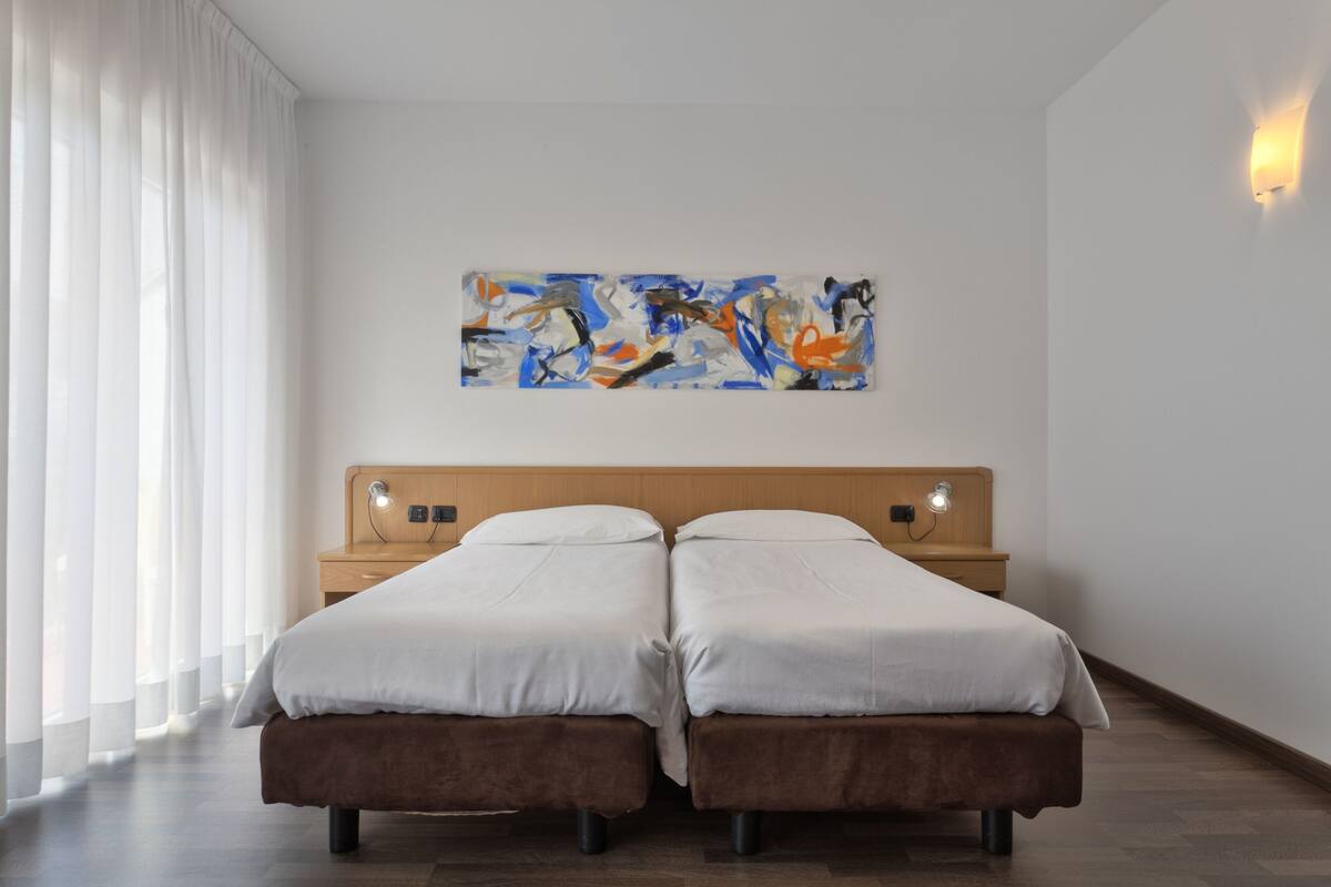 In-room safe, desk, soundproofing, cribs (surcharge)