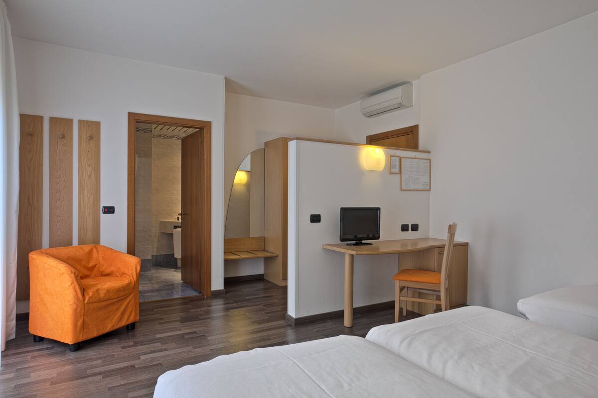 triple room | 1 bedroom, in-room safe, desk, soundproofing