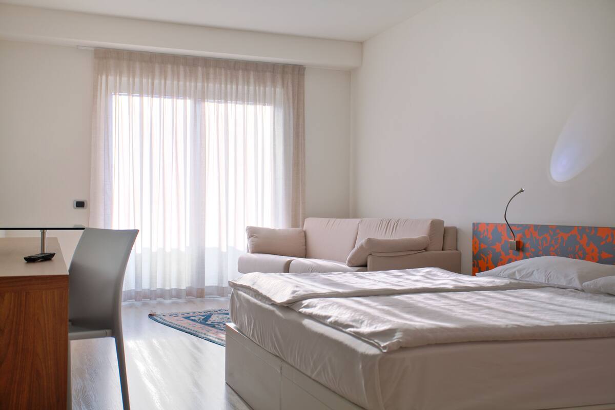 In-room safe, desk, soundproofing, cribs (surcharge)