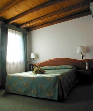 Minibar, in-room safe, desk, iron/ironing board