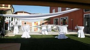 An outdoor event area with white canopies and tables set up for an event. - Hotel Villa Altura (Ospedaletto Euganeo)