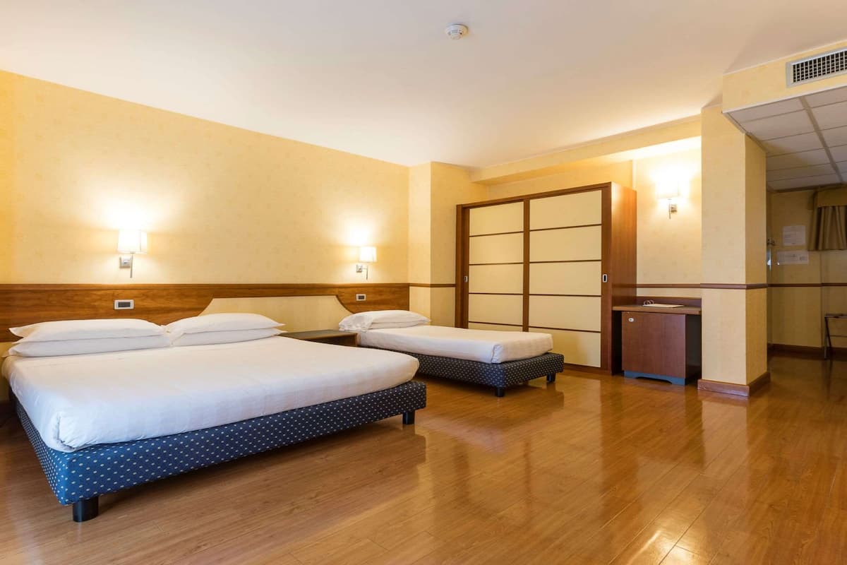 1 bedroom, down duvets, minibar, in-room safe