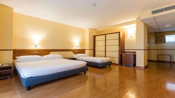 Cubrecamas, minibar, caja de seguridad en la habitación y escritorio