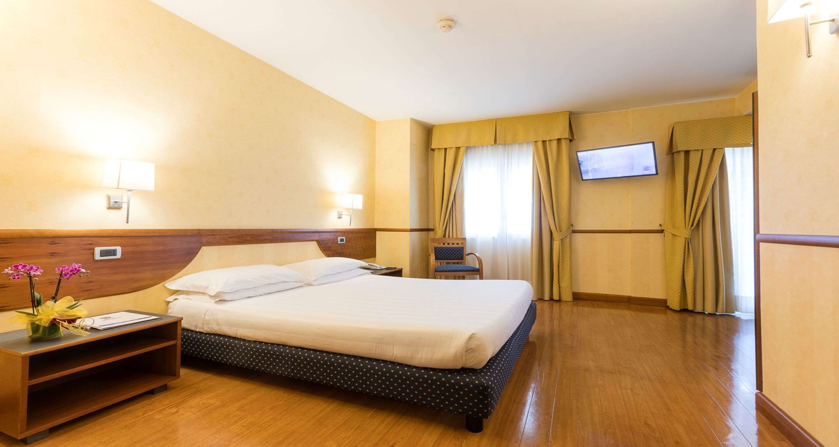 Edredón, minibar, caja de seguridad en la habitación y escritorio 