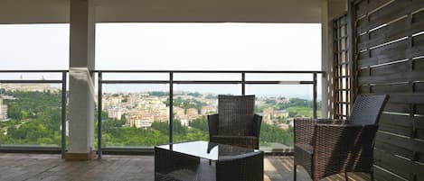 Chambre Confort, 1 trĂšs grand lit, balcon | Couette en duvet d'oie, minibar, coffres-forts dans les chambres, bureau