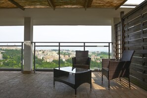 Comfort Room, 1 King Bed, Balcony