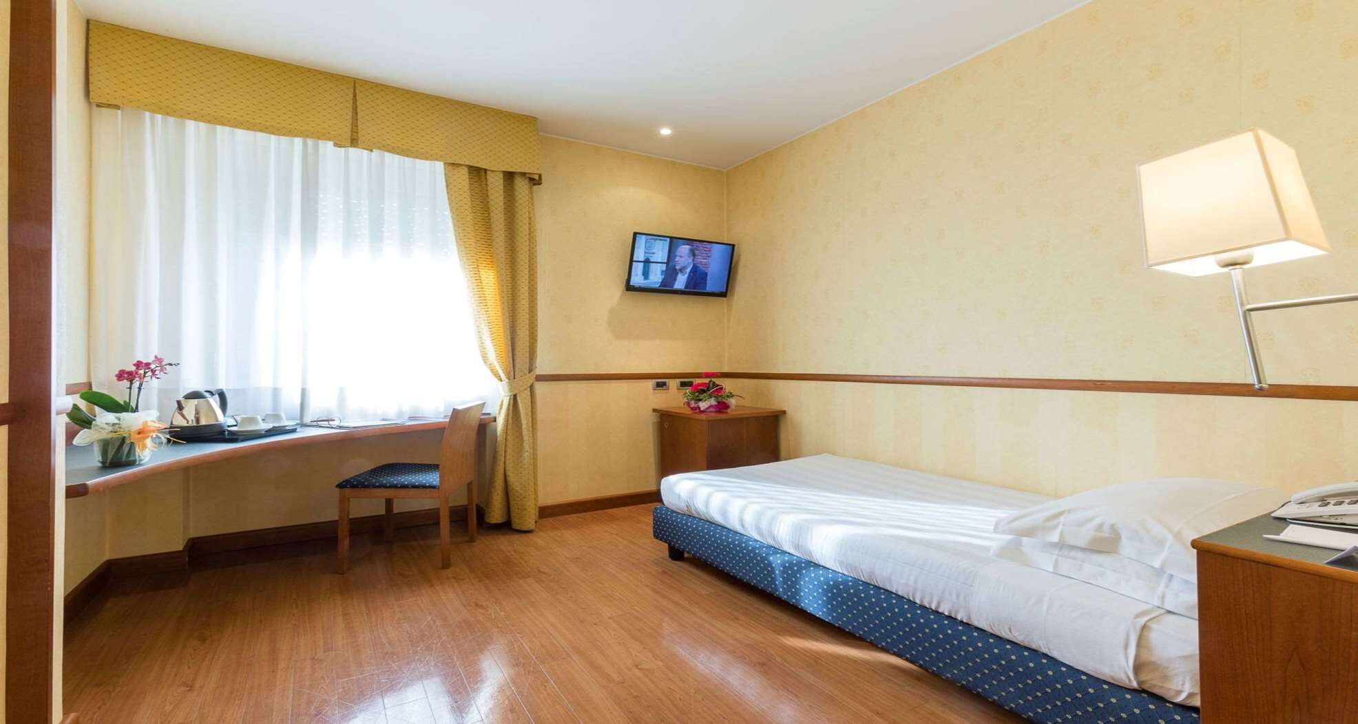Edredón, minibar, caja de seguridad en la habitación y escritorio 