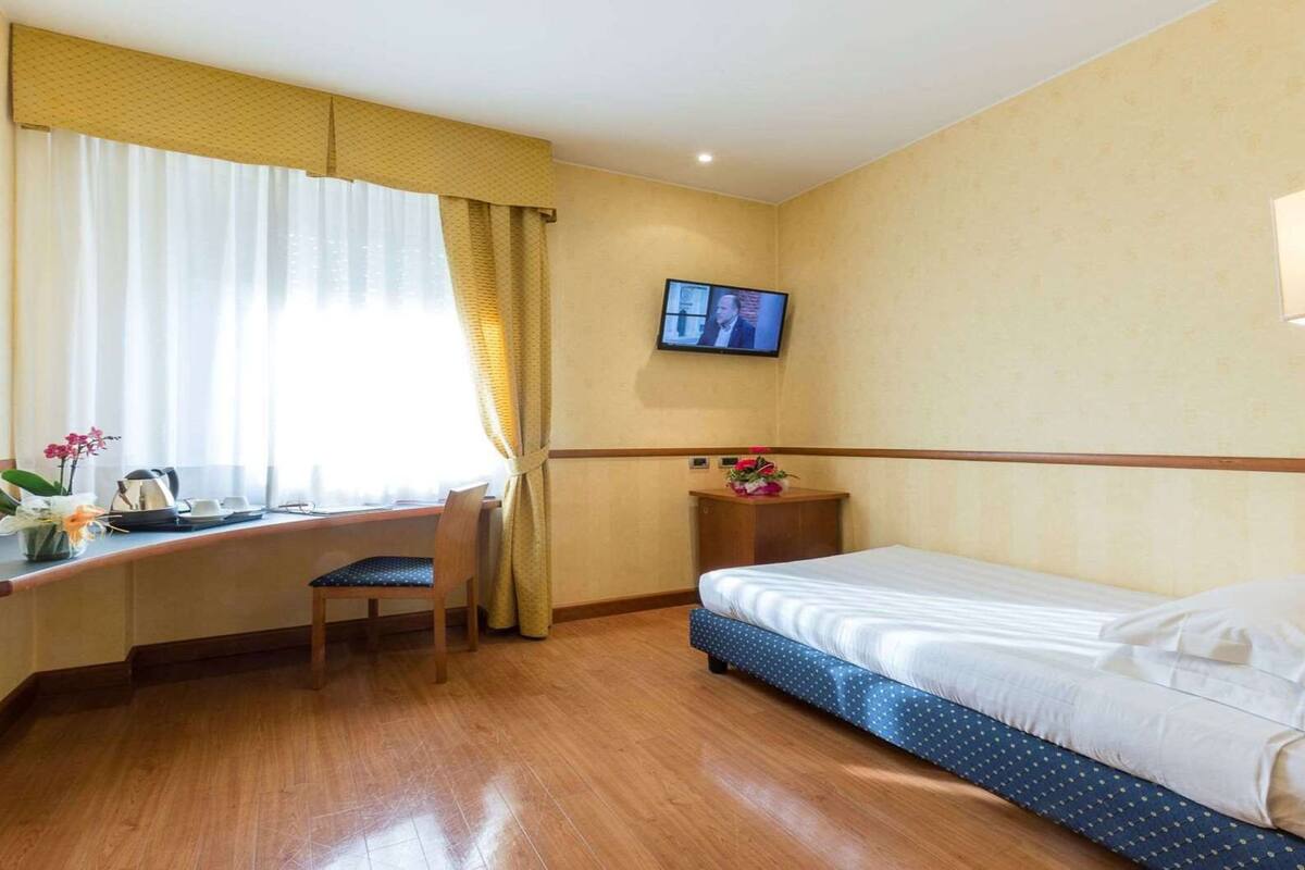 Copriletto in piuma, minibar, una cassaforte in camera, una scrivania