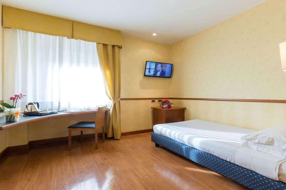 Edredón, minibar, caja de seguridad en la habitación y escritorio