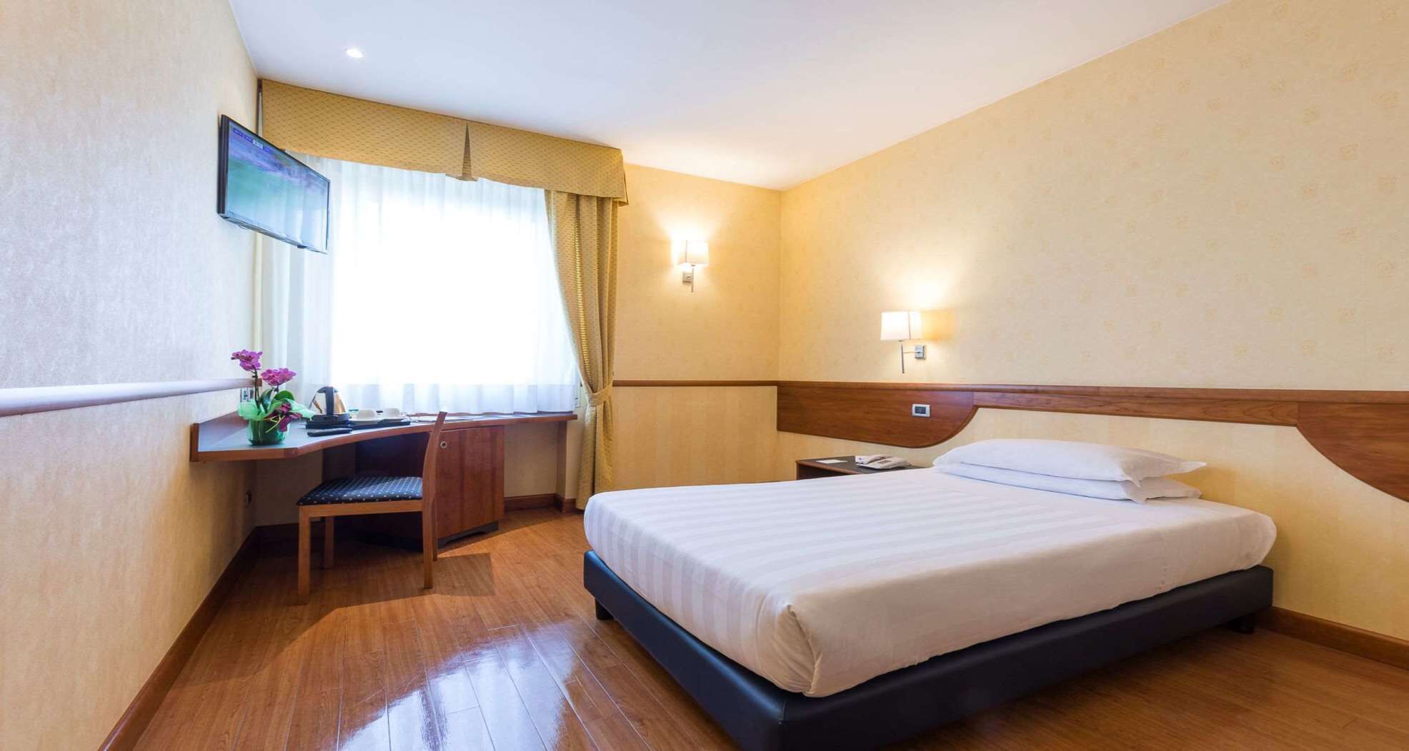 Edredón, minibar, caja de seguridad en la habitación y escritorio 