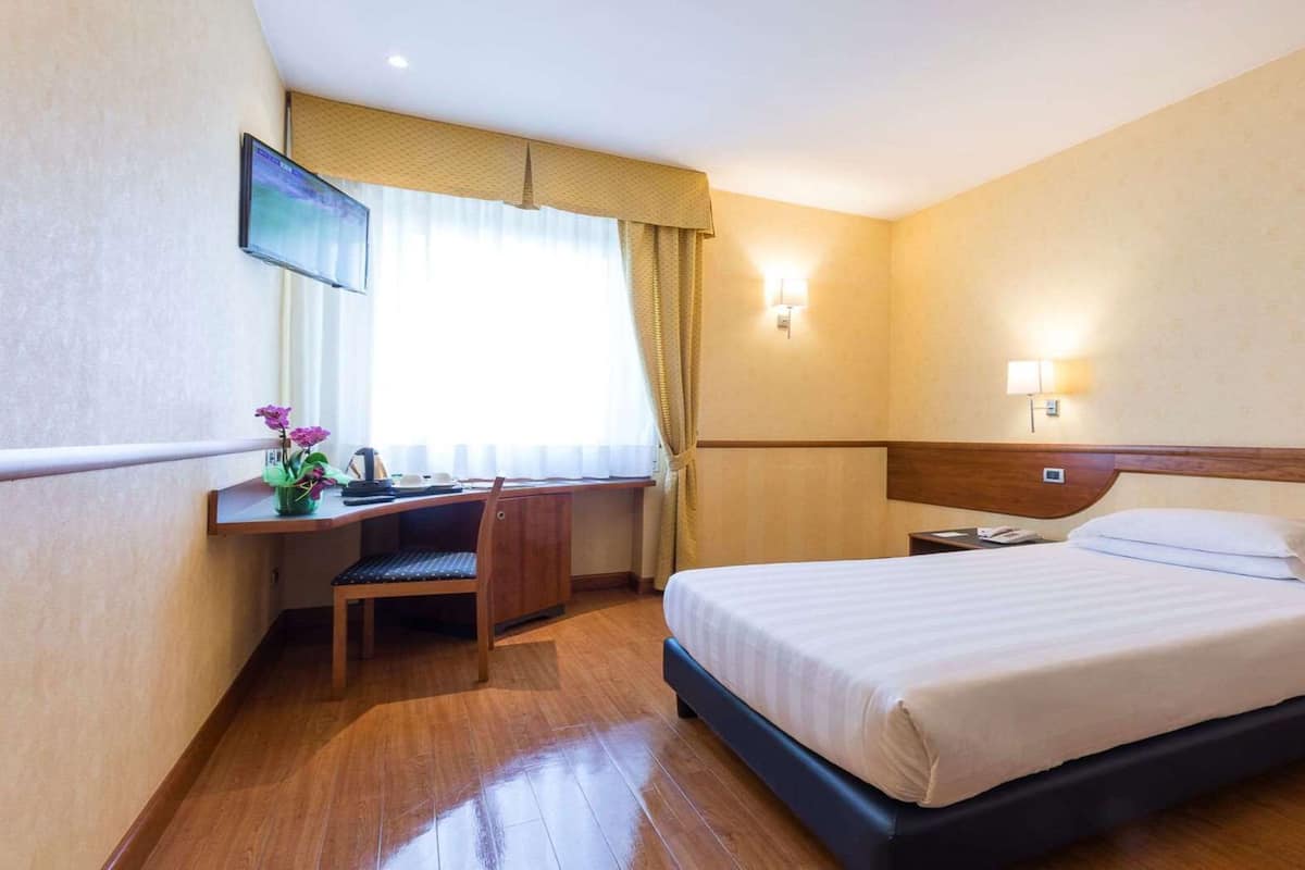 Copriletto in piuma, minibar, una cassaforte in camera, una scrivania