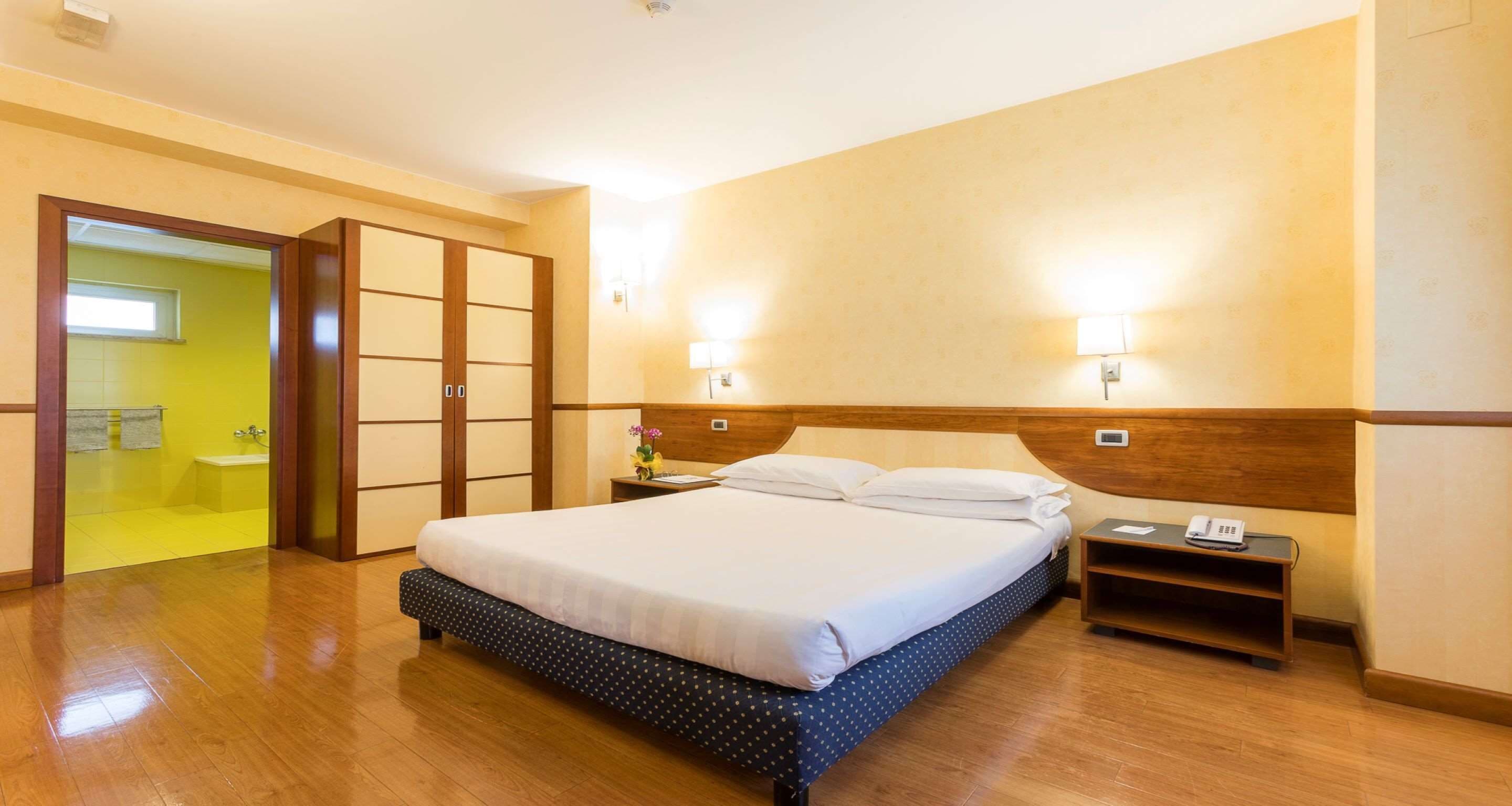 comfort room, 1 king bed, balcony | 1 bedroom, down duvets, minibar, in-room safe