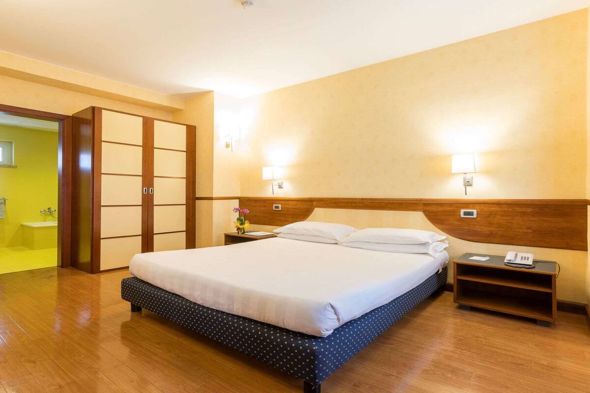 comfort room, 1 king bed, balcony | 1 bedroom, down duvets, minibar, in-room safe