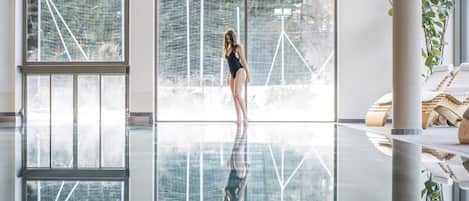 Piscine couverte, piscine extérieure, parasols de plage, chaises longues