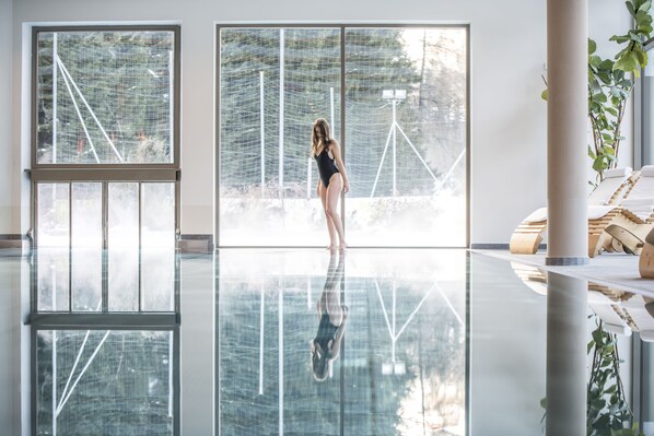 Innenpool, Außenpool, Sonnenschirme, Liegestühle