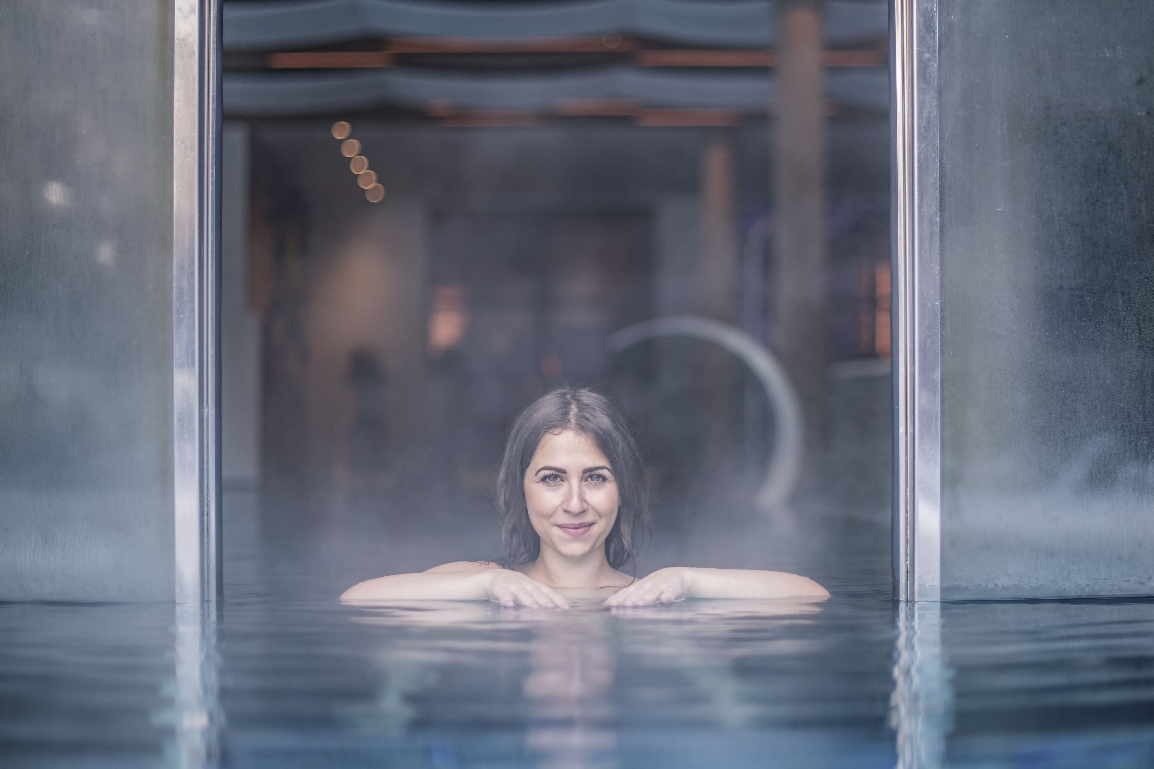 Innendørsbasseng,utendørsbasseng, bassengparasoller og solsenger