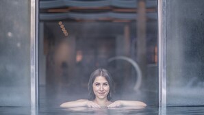 A person in a hot tub with a blurred background. - Sporthotel Zoll (Vipiteno)