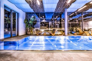 Piscina coperta, piscina all'aperto, ombrelloni da piscina, lettini