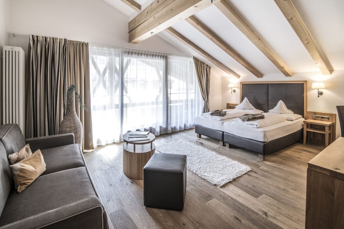 deluxe room | 1 bedroom, in-room safe, blackout curtains, soundproofing