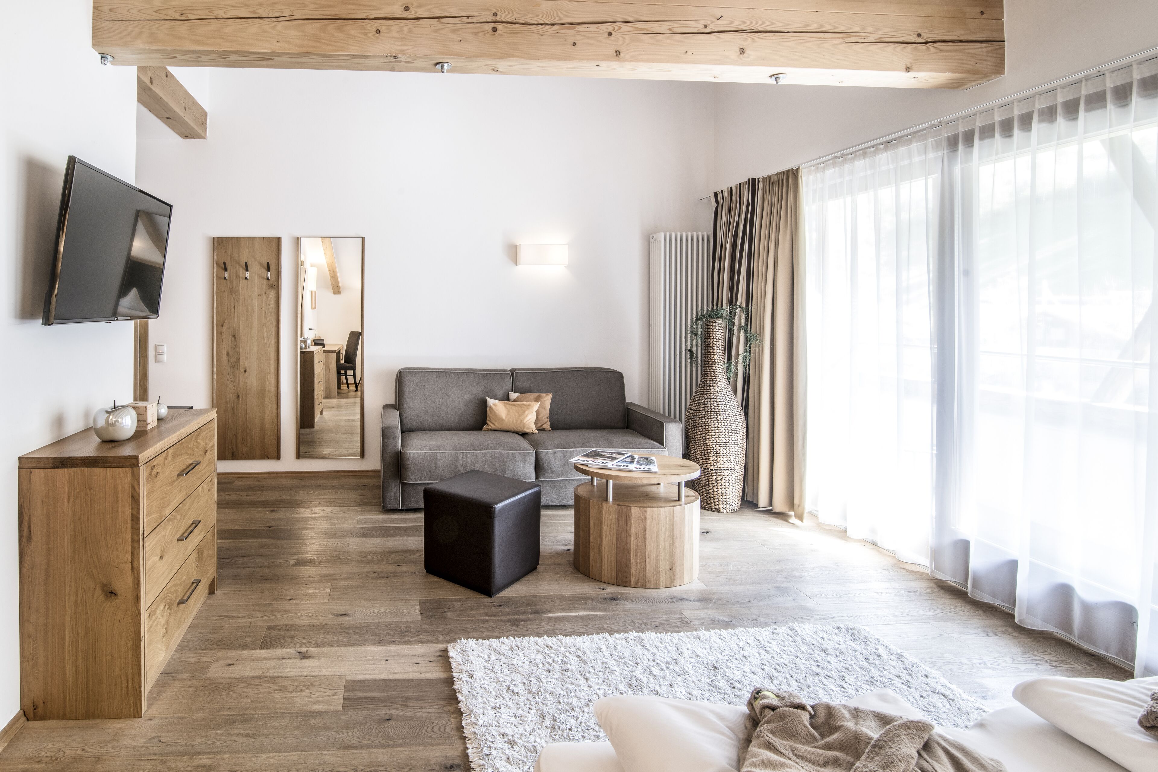 deluxe room | 1 bedroom, in-room safe, blackout curtains, soundproofing