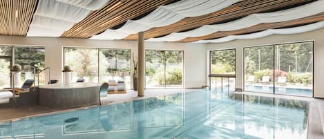 Inomhuspool, utomhuspool, parasoller och solstolar