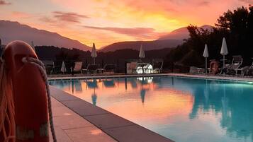 Außenpool (je nach Saison geöffnet), Pool mit Wasserfall, Sonnenschirme