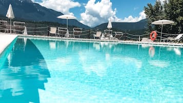 Außenpool (je nach Saison geöffnet), Pool mit Wasserfall, Sonnenschirme