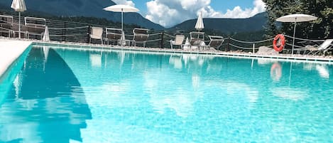 Außenpool (je nach Saison geöffnet), Pool mit Wasserfall, Sonnenschirme