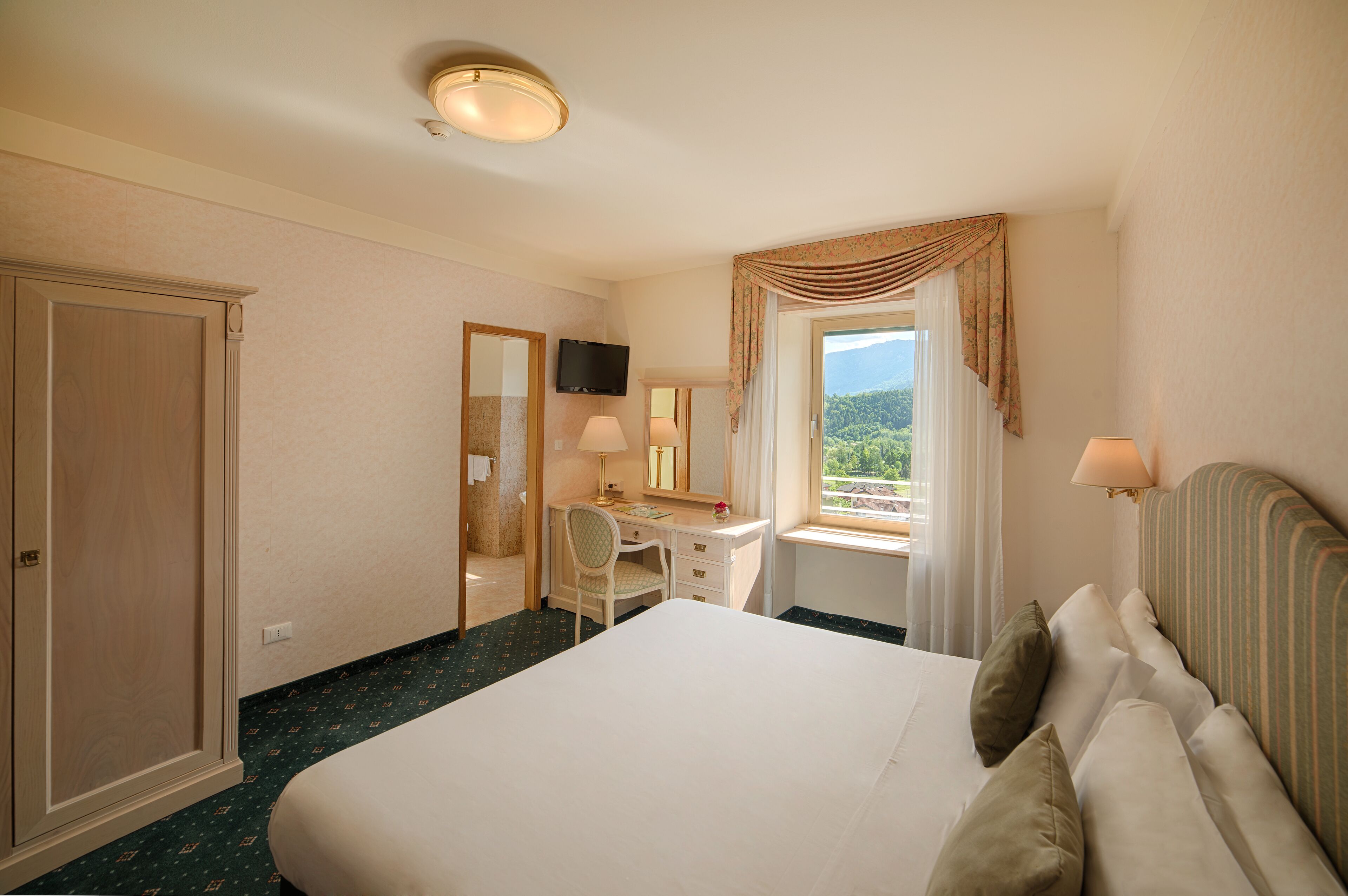 economy double room, lake view | 1 bedroom, minibar, in-room safe, desk