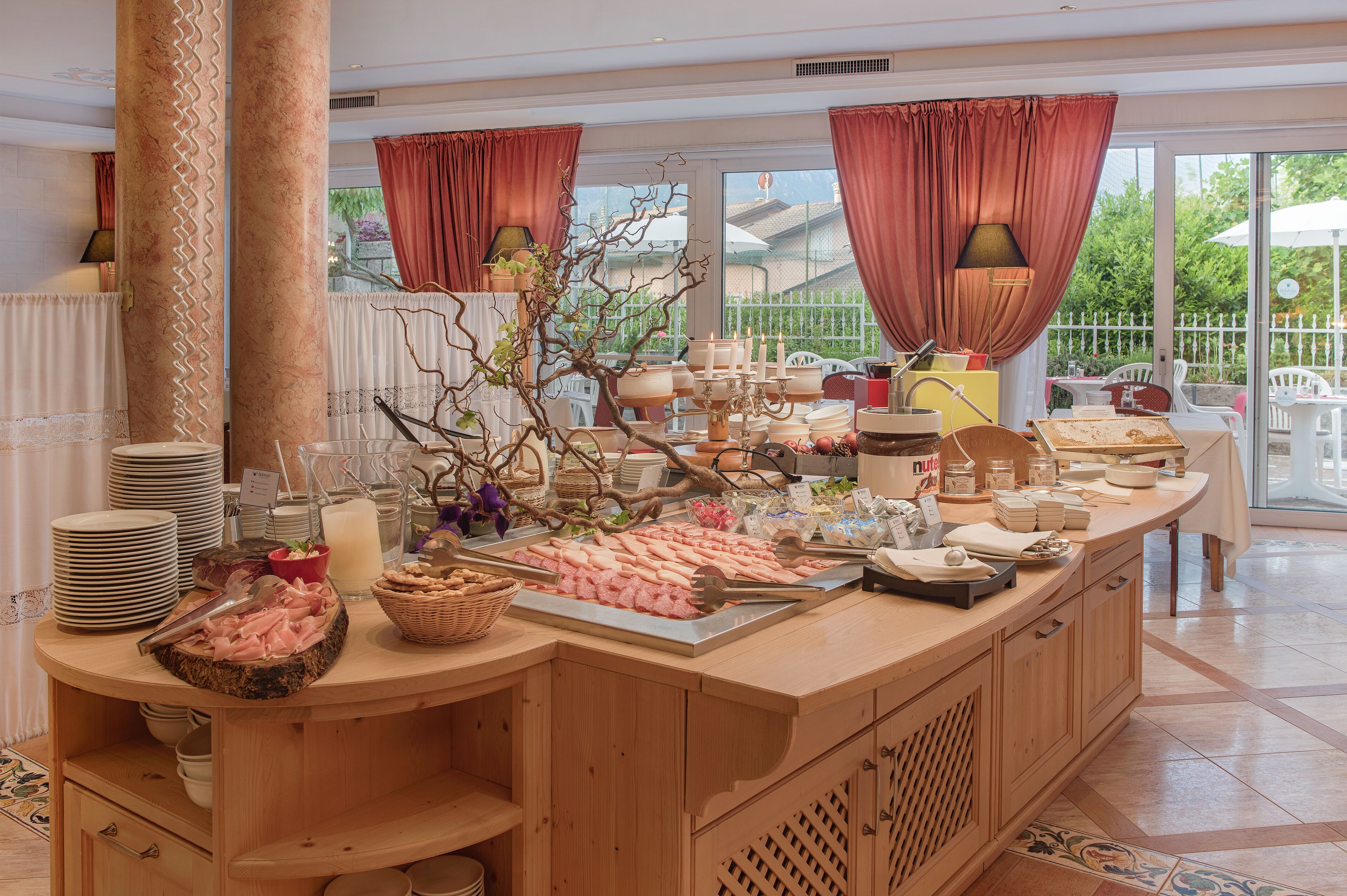 Un buffet allestito con diversi cibi e un elemento decorativo al centro.