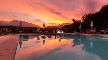 AuĂenpool (je nach Saison geöffnet), Pool mit Wasserfall, Sonnenschirme