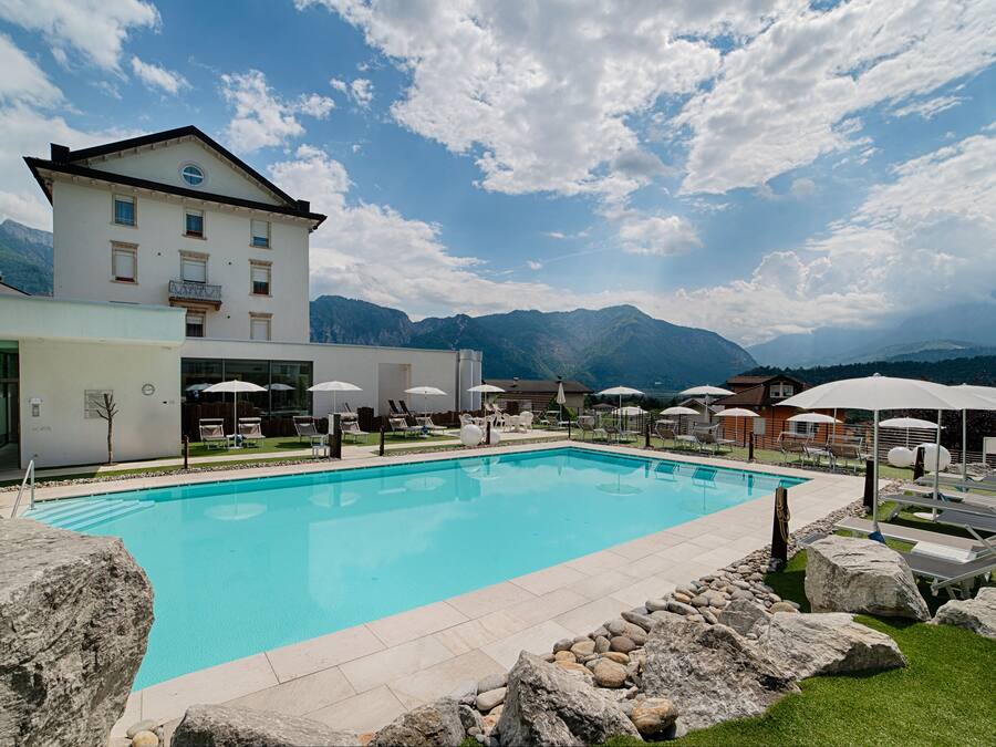 Una piscina al aire libre de temporada, una piscina con cascada