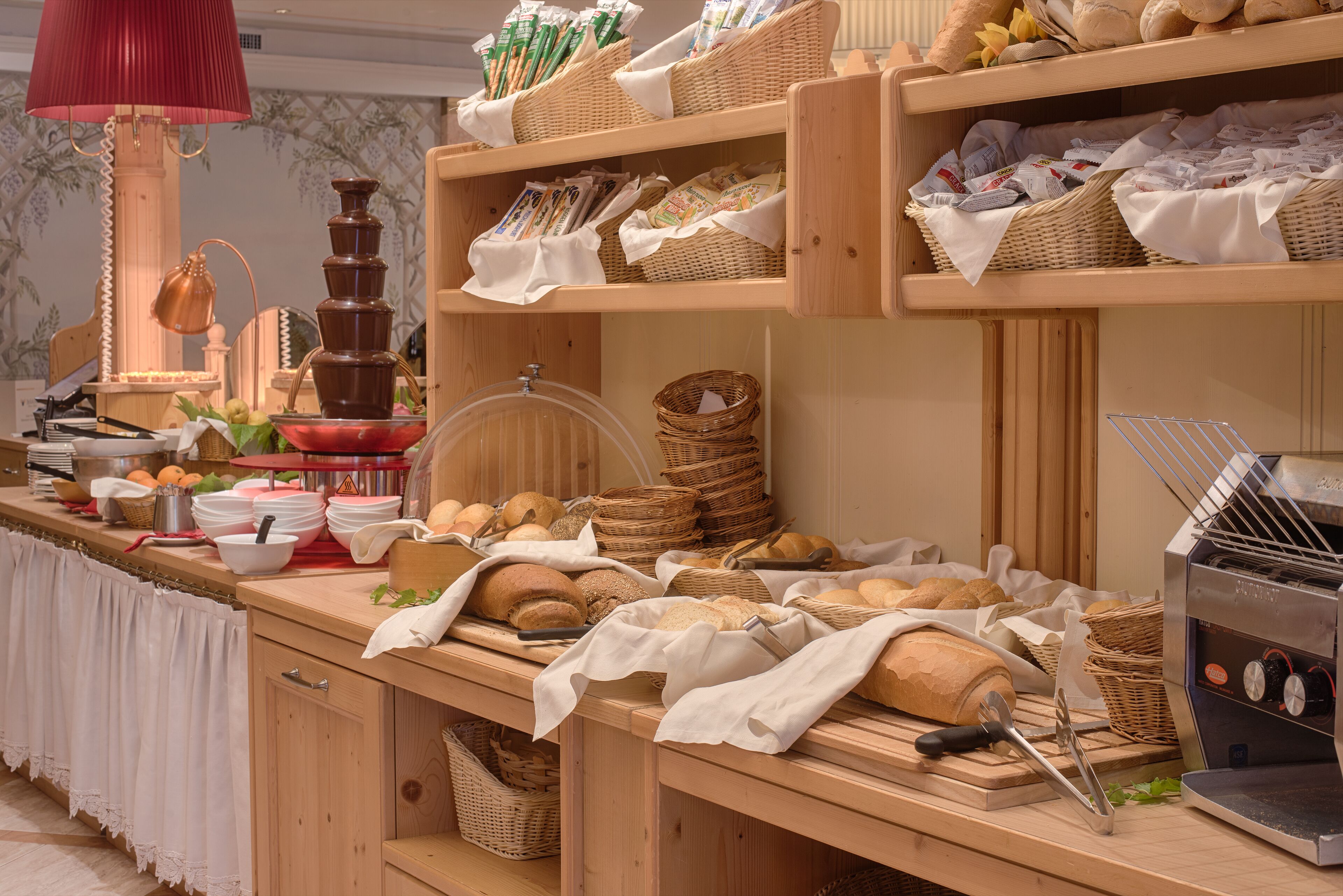 Een buffetopstelling met diverse soorten eten en manden.