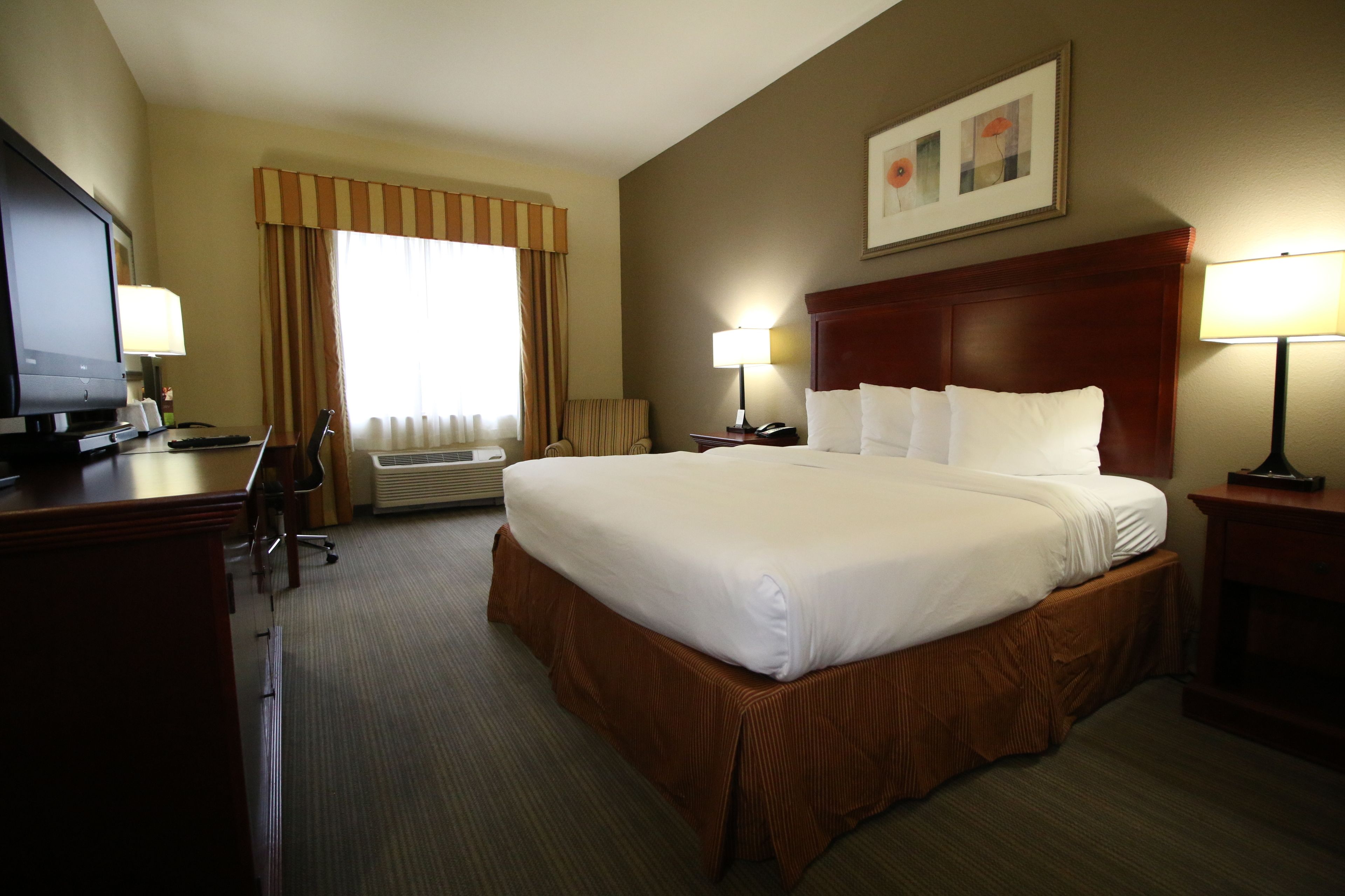 Ropa de cama de alta calidad, edredones de plumas, caja fuerte. Seffner Inn and Suites