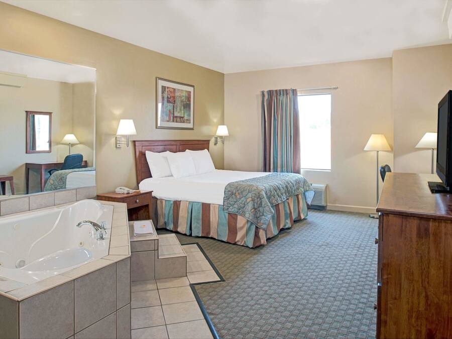 Zimmersafe, Schreibtisch, laptopgeeigneter Arbeitsplatz