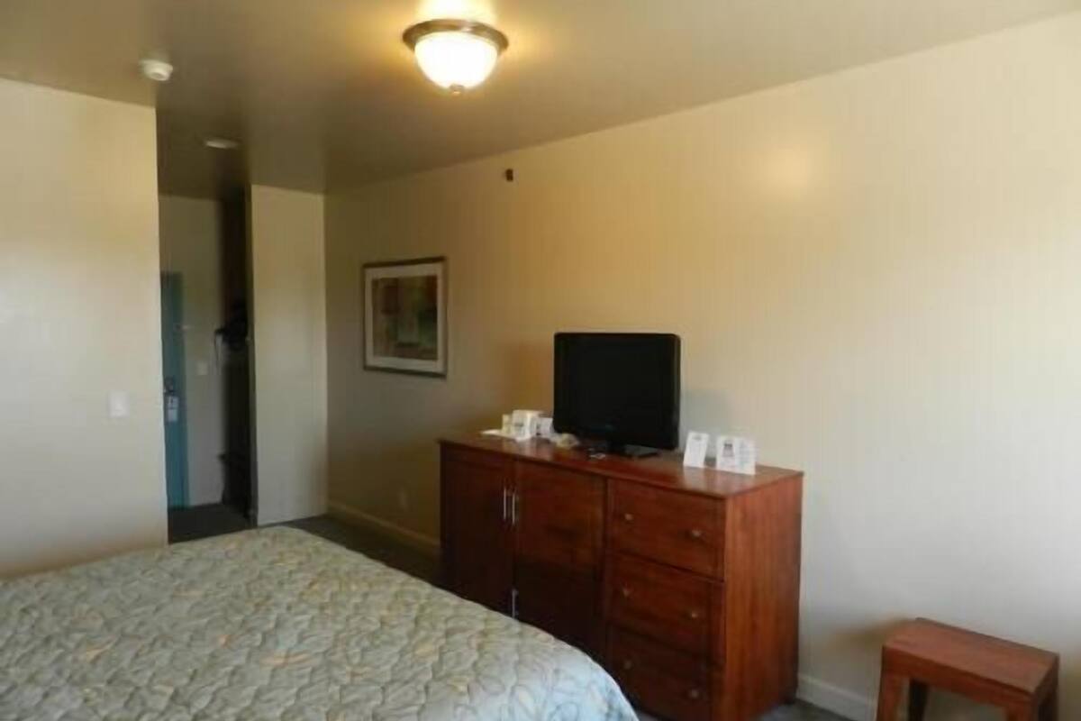 In-room safe, desk, laptop workspace, iron/ironing board