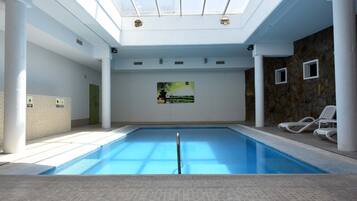 Una piscina techada, una piscina al aire libre