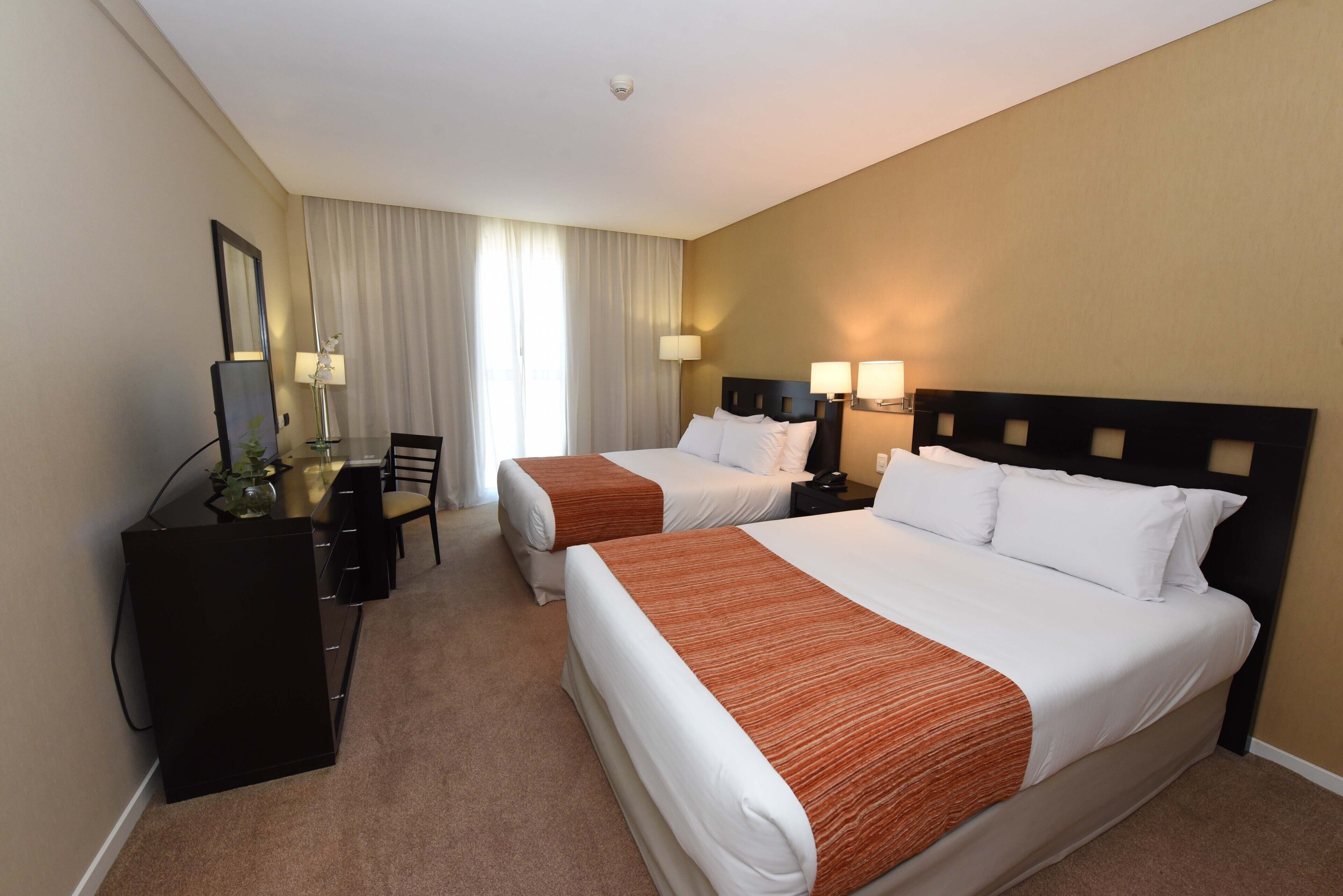 Kamar Standar, 2 Tempat Tidur Queen, Bebas Asap Rokok, pemandangan sungai | Brankas, Wi-Fi gratis, dan seprai linen