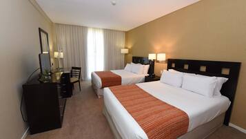 Kamar Standar, 2 Tempat Tidur Queen, Bebas Asap Rokok, pemandangan sungai | Brankas, Wi-Fi gratis, dan seprai linen