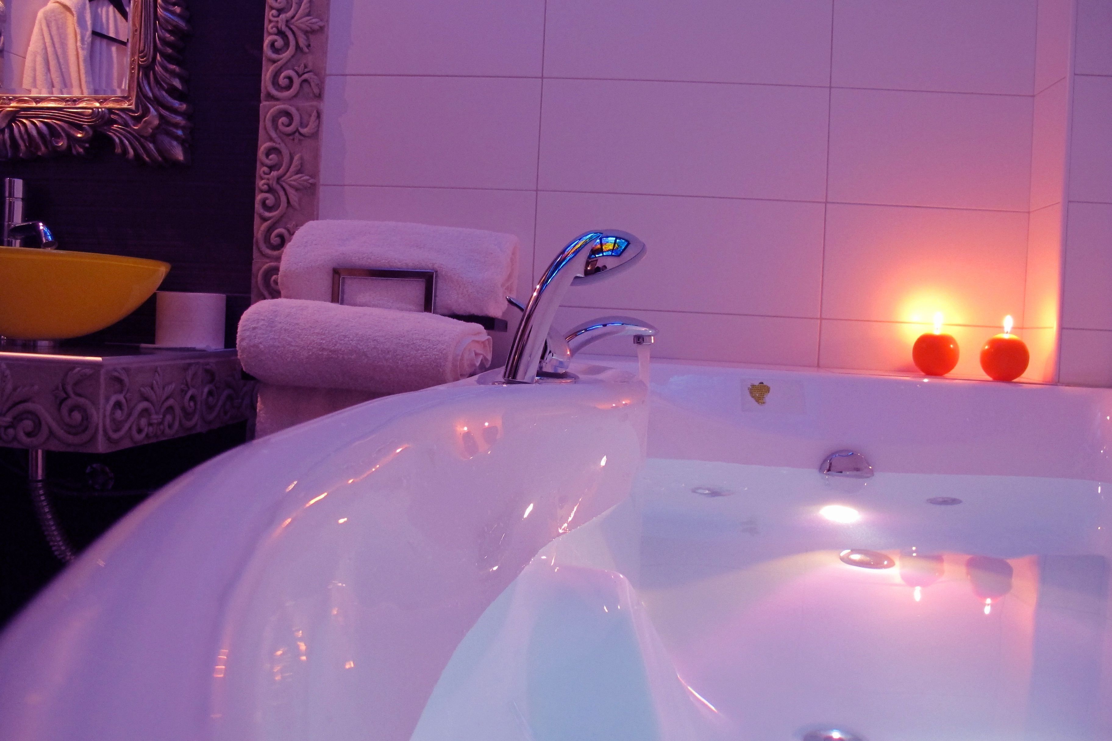 Baño | Tina, tina de hidromasaje, amenidades de baño gratuitas 